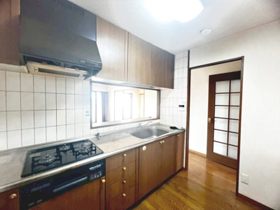 【キッチン】 | グラン・コート堺石津川公園 | 対面式を採用したキッチンですので、リビングで寛ぐご家族をいつも感じられます！会話を楽しみながら家事ができますね♪