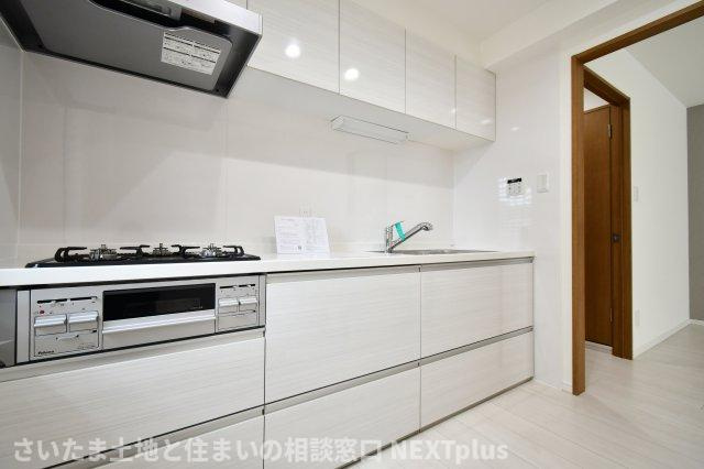 リヴェリエ大宮日進のキッチン|奥行きも横幅も広さがありますので、2人でお料理しても動きやすいゆったり空間です！キッチン上部にも棚があるので、調理道具やお皿などもたっぷりと収納ができ、お料理の家事効率が上がりそうですね！