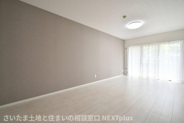 リヴェリエ大宮日進の居間・リビング|LDK14帖：アクセントクロスがおしゃれなリビングです。ソファーやダイニングテーブルを置いても余裕のある空間なので、家族全員でくつろいだり、親族や友人を招いてホームパーティーをしても楽しそうですね！