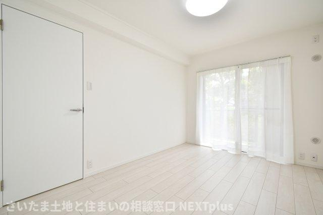 リヴェリエ大宮日進の洋室|洋室①6帖：角部屋で南東側と南西側の2面採光のお部屋なので、朝から夕方まで1日中暖かい光が入ります。柱などのデットスペースになるものが無いので、家具のレイアウトがしやすく空間を有効的に使えます◎