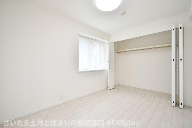 リヴェリエ大宮日進の洋室|洋室①6帖：クローゼットは各部屋についております。ハンガーパイプ付きなのでかけるだけの収納ができ、家事ラク＆家事の時短になります◎上下にセパレートされているのも、収納しやすいポイントですね◎