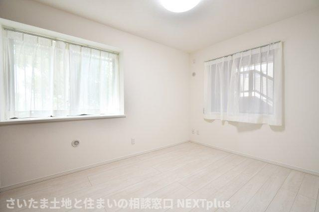 リヴェリエ大宮日進の洋室|洋室②6帖：南西側と北西側の2面採光のため、夕方まで陽当たりの良い洋室です。南西側の窓は出窓になっているため、カウンター部分に観葉植物やぬいぐるみなどを置いて、趣味部屋にすることもできますよ◎