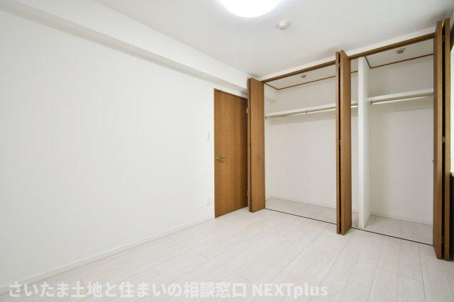 リヴェリエ大宮日進の洋室|洋室②6帖：クローゼットには仕切りが付いているので、季節物やそれぞれの収納として分けることもできます！ベットと勉強机を置いてもゆとりのある広さなので、お子様の一人部屋など多用途にご使用いただけます◎