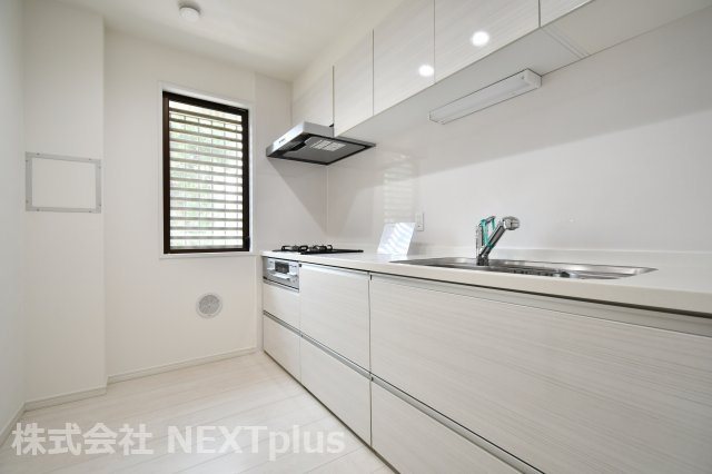 リヴェリエ大宮日進のキッチン|白基調の清潔感溢れるキッチンです！独立空間にできるタイプのキッチンスペースです。ベビーゲートをつけることでお子様やペットを刃物や火の元へ近づかせることなく、安心安全にお料理を作ることができます。