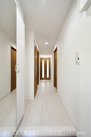 リヴェリエ大宮日進の玄関|玄関ドアの正面にはリビングの扉が設置されておりますので、急な訪問で玄関を開けた際室内が見えない設計で、安心です！トールサイズのシューズボックスですので、ご家族分の靴がしっかり収納する事ができます！