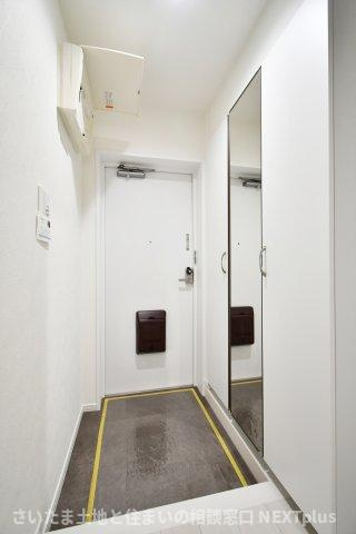 リヴェリエ大宮日進の玄関|シューズボックスには姿見付きですので、お出かけ前に全身コーデをチェックする事ができます！玄関は広めに設計されておりますので、お子様と並んで靴を一緒に履く事もできます！白基調の明るい玄関です。