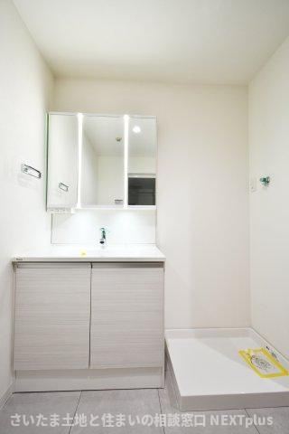 リヴェリエ大宮日進の独立洗面台|三面鏡付き洗面台は朝の寝癖直しも楽々。鏡裏には歯ブラシセットやスキンケアも収納できて魅力的です！下の収納にもドライヤーや入浴グッツ、洗剤のストックなど…様々なものが収納できる便利な設備です！