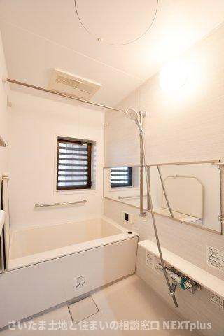 リヴェリエ大宮日進の浴室|白基調の明るい雰囲気の浴室です。浴室乾燥機もついておりますので、日曜日の夜に出される体操着や給食着、雨の日のお洗濯も困りません！暖房機能もついているので、寒い日のお風呂も気持ち良くは入れますね。