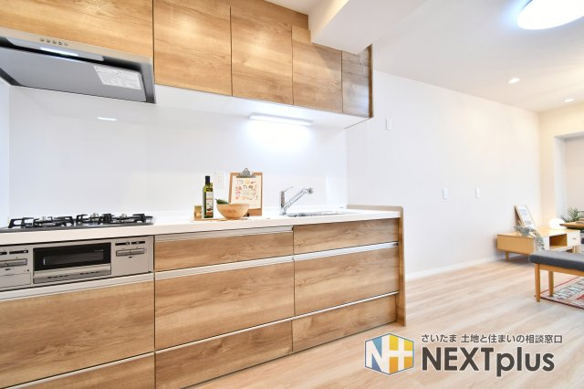 日建シェトワ浦和のキッチン|壁付けタイプのキッチンですので背後も圧迫感を感じず、お料理に集中することが出来ます。また、出来上がったお料理をすぐに運ぶことが出来るもの魅力です！調理スペースも広くお料理が捗りそうですね◎