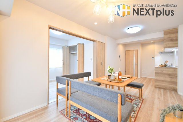 日建シェトワ浦和の居間・リビング|LDK11.9帖：リビング収納がございますので、掃除用具や備品収納も可能です◎明るい木目貴重の建具・床材を起用しており、温かく優しい空間になっております。家族団らんのひと時をお過ごしください。
