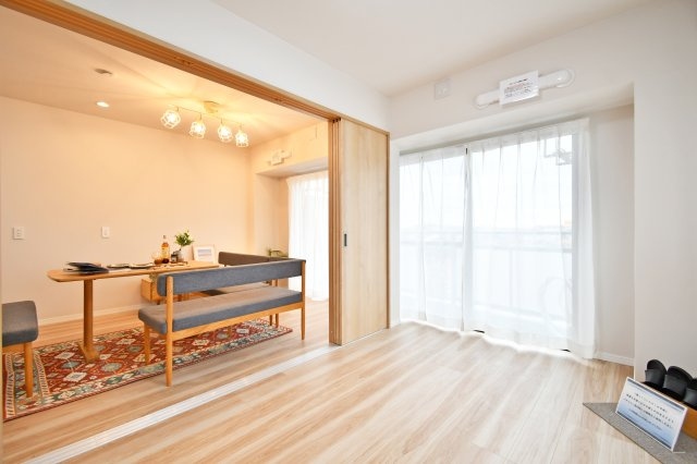 日建シェトワ浦和の洋室|洋室①4.8帖：リビング横の洋室です。スライドドアを開けると15帖越えのリビングにすることもできます！クローゼットには寝具もしまえるため、来客用寝室として、使用することもできます。