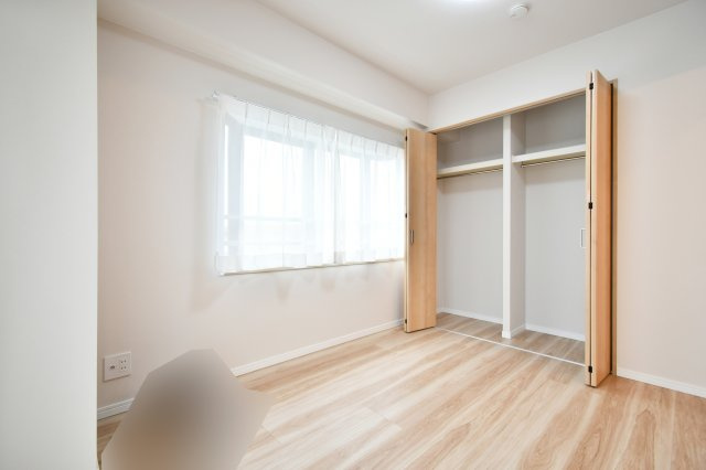 日建シェトワ浦和の洋室|洋室①4.8帖：クローゼットは各部屋に備わっておりますので、家族それぞれで洋服収納をすることも可能です。また、上下セパレートになっているため衣替えもしやすく、ハンガーパイプで家事時短にも◎！