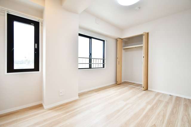 日建シェトワ浦和の洋室|洋室②6.0帖：クローゼットは上下セパレート・ハンガーパイプ付きです！上には季節物や思い出など毎日手に取らないものを収納、下にはハンガーパイプへコートや洋服など…かける収納もできます！