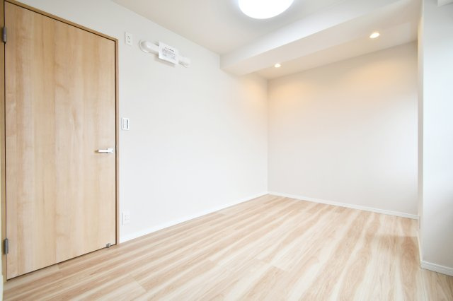 日建シェトワ浦和の洋室|洋室②6.0帖：真ん中の洋室です！両サイドの洋室とはクローゼットで仕切られておりますので、お互いのプライバシーも確保されます。シングルベッドとデスクを置いてちょうどよいサイズの洋室！