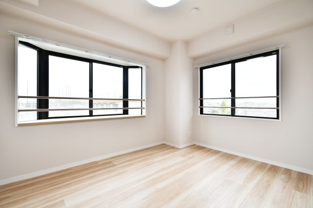 日建シェトワ浦和の洋室|洋室③5.0帖：：北西と南西の二面採光ですので、通風良好です！バルコニーに出る事もできます！窓も大きく複数あるので、採光・通風ともに良好です。主寝室におすすめです！