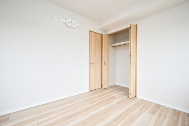 日建シェトワ浦和の洋室|洋室③5.0帖：クローゼットは上下セパレート・ハンガーパイプ付きです！上には季節物や思い出など毎日手に取らないものを収納、下にはハンガーパイプへコートや洋服など…かける収納もできます！