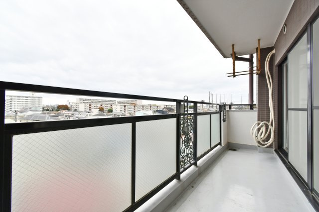 日建シェトワ浦和のバルコニー|難しいイメージの住宅ローンは経験スタッフが丁寧にお手伝いしますのでご安心下さい。「家を買って終わり」ではなく、「買ってからがスタート」と考え、一人ひとりにあった資金計画やプランをご提案致します！