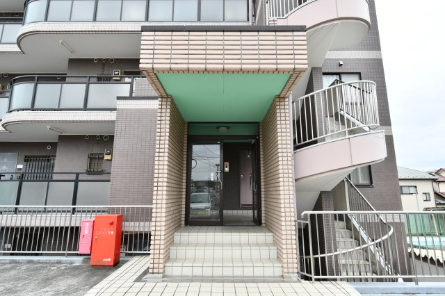 日建シェトワ浦和のエントランス|当社はポータルサイト掲載物件、他社様掲載物件なども含めて複数物件をまとめてご案内可能です！気になる物件はいくつでもご気軽にお申し付けください。皆様のご連絡心よりお待ちしております。