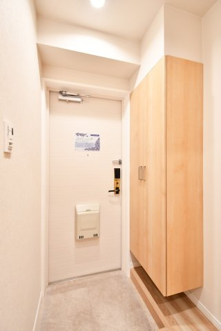 日建シェトワ浦和の玄関|トールサイズのシューズボックスですので、ご家族分の靴がしっかり収納する事ができます！ブーツや長靴などの季節ものや、高さのあるヒールなどもまとめて収納できるのが嬉しいポイントです。