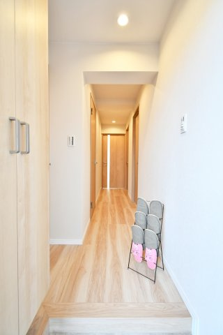 日建シェトワ浦和の玄関|玄関ドアの正面にはリビングの扉が設置されておりますので、急な訪問で玄関を開けた際室内が見えない設計です！ホールからはトイレや洗面室へ行けるので、外出前後もバタつかないですね。