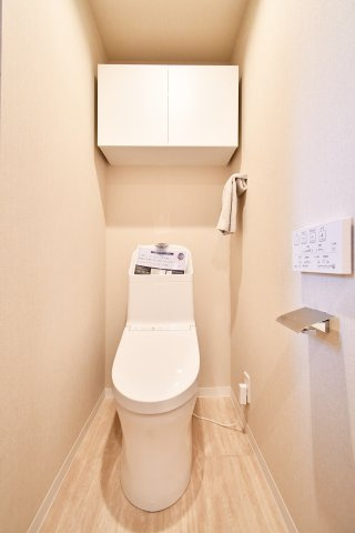 日建シェトワ浦和のトイレ|トイレ：奥行きにゆとりがあり、圧迫感の少ないトイレスペース。吊戸棚付きで、トイレットペーパーなどの備品補充も楽々行えます。掃除用具をしまうと清潔感も消す事ができ、イマドキなお部屋にできます。