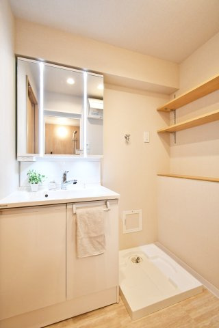 日建シェトワ浦和の独立洗面台|ランドリースペース：上には棚もついている為、タオルを置いたり洗剤や柔軟剤置き場に便利です。洗剤を床に置かなくて済むため、特に小さなお子様が居る家庭では『誤飲対策』、お掃除も楽々行えます。