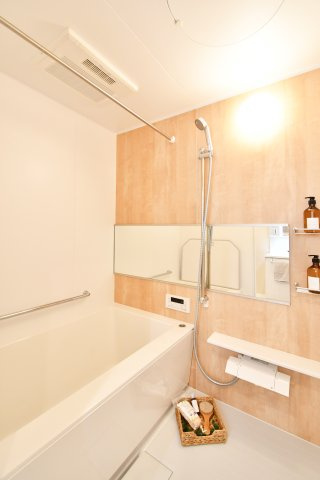 日建シェトワ浦和の浴室|シックで上品さを感じるバスルームはまるでホテルのような仕上がり。日常から解放できる癒しの空間となります。木目がアクセントになっております！新品ですのでご入居後から気持ちよく入浴頂けます。