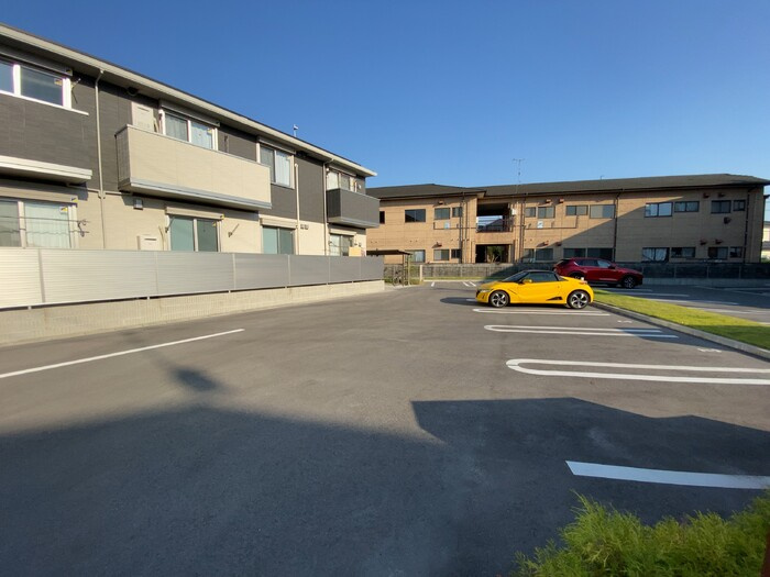 Full　Bliss　/Into　Bliss　Into　Bliss（ｲﾝﾄﾌﾞﾘｽ）の駐車場