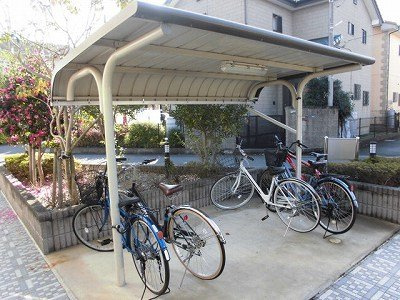 レオパレスグランロッシュのその他|屋根付き駐輪場です。