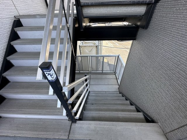 レオパレスｉハウスのその他|階段
