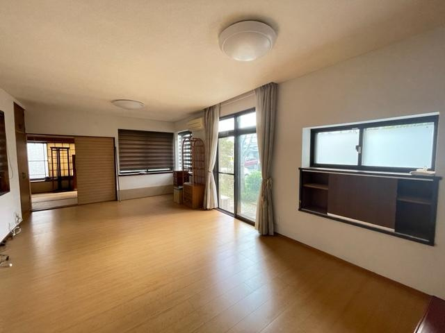 川越市広栄町の中古一戸建の居間・リビング|リビングとダイニングキッチンとで区切られた間取りです。
リビングだけで16帖の広さがあります。クロスは令和2年頃張り替え済みです。