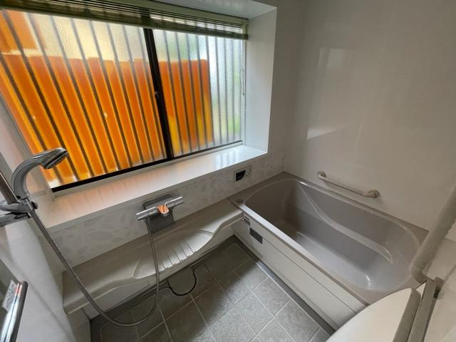 川越市広栄町の中古一戸建の浴室|バスルームは令和2年頃新規交換済です。
窓があり換気もスムーズにできます。