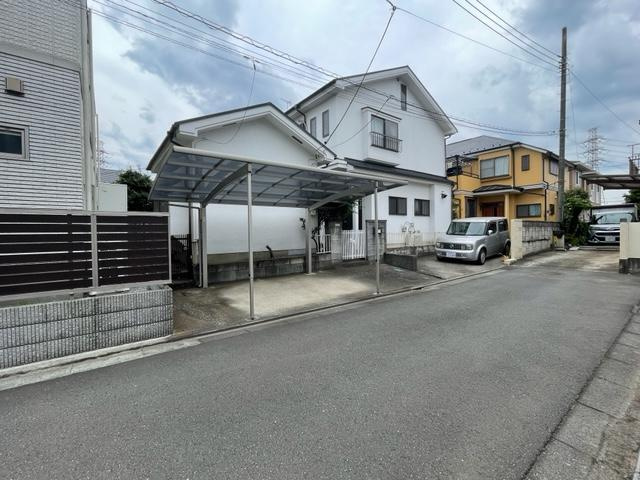 川越市広栄町の中古一戸建の前面道路含む現地写真|駐車スペースにはカーポート付きです。北東側4ｍ道路に接道しています。