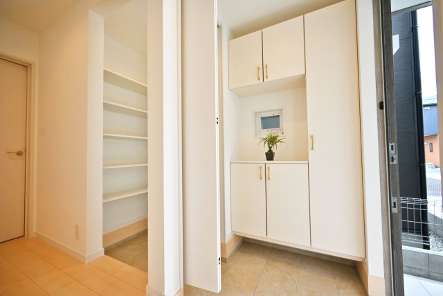 尼崎市大庄中通1丁目新築戸建【全3区画】の内観：施工例|同社施工販売例
価格：4180万円
土地面積：90.51m2
建物面積：91.06m2