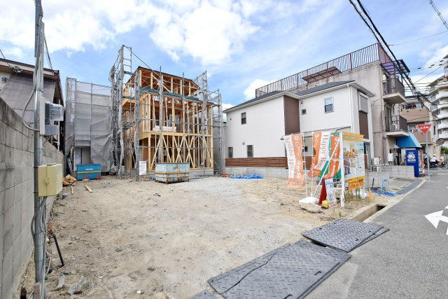 大庄中通1丁目新築一戸建て│1LDK+3S＋駐車1台可の外観|閑静な住宅街の中の物件です。前面道路幅員も広く、駐車する際もスムーズです。