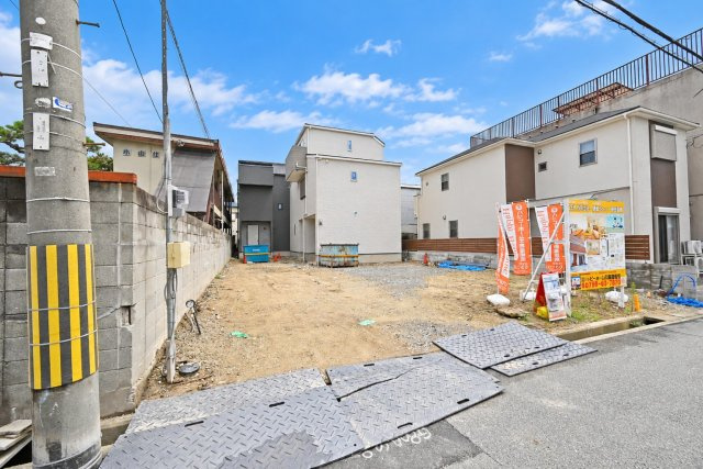 大庄中通1丁目新築一戸建て│1LDK+3S＋駐車1台可の外観|全3区画の分譲地。A号地は建築条件付き土地、B号地は新築戸建として販売中です。C号地では現在建築工事が進んでおり、新しい街並みも少しずつ形になっています。土地からも建売からも選べる分譲地です。