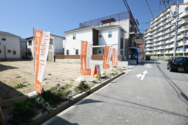 大庄中通1丁目新築一戸建て│1LDK+3S＋駐車1台可の前面道路含む現地写真|前面道路幅員約6ｍ公道