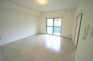 【居間・リビング】 | サンライズ栗ヶ丘壱番館 | ※同タイプの写真となり、実際のお部屋とは異なる場合があります