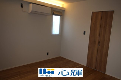 【洋室】 | 宇部市野中５丁目4LDK／2階建・太陽光蓄電池付き | 沢山の陽の光が入る明るい室内となっております。