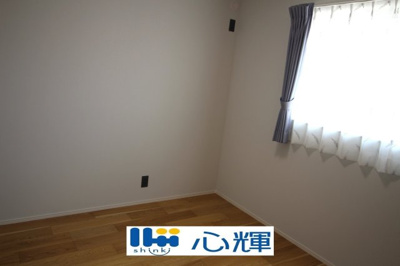 【洋室】 | 宇部市野中５丁目4LDK／2階建・太陽光蓄電池付き | 住まう方でカスタマイズして頂けるシンプルなデザインの内装。ご自身で素敵な空間を創り上げられます。
