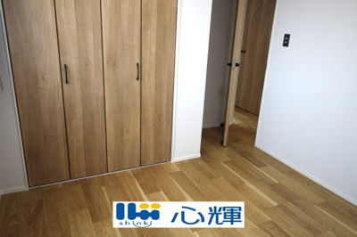 【洋室】 | 宇部市野中５丁目4LDK／2階建・太陽光蓄電池付き | 日当たりのよい住宅エリアですので、多くの陽光が降り注ぎ、室内には陽だまりを生み出してくれます。

