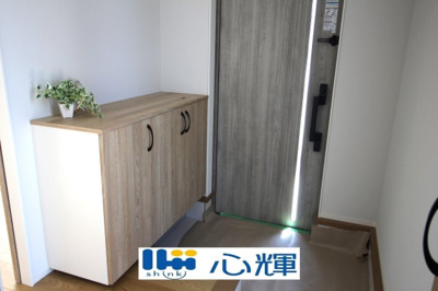 【玄関】 | 宇部市野中５丁目4LDK／2階建・太陽光蓄電池付き | たくさんある靴もすべて収納して頂け、玄関をスッキリ綺麗な空間にまとめます。



