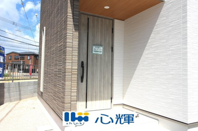 【玄関】 | 宇部市野中５丁目4LDK／2階建・太陽光蓄電池付き | 家の顔となる玄関。 ゲストを迎え入れても安心の空間です。