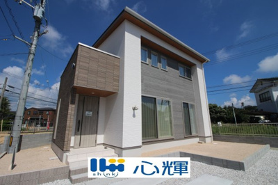 【外観】 | 宇部市野中５丁目4LDK／2階建・太陽光蓄電池付き | 明るい日差しが差し込む現地。車もゆったり駐めることができます。ぜひ現地をご覧ください。
