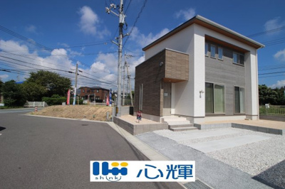 【前面道路含む現地写真】 | 宇部市野中５丁目4LDK／2階建・太陽光蓄電池付き | 整備された道路に面する現地は、コミュニティー以外の方々の出入りも少なく、お車の出し入れも楽々です。
