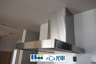 【キッチン】 | 宇部市野中５丁目4LDK／2階建・太陽光蓄電池付き | 最新タイプのレンジフードは吸引性能も良好！お手入れも簡単です。