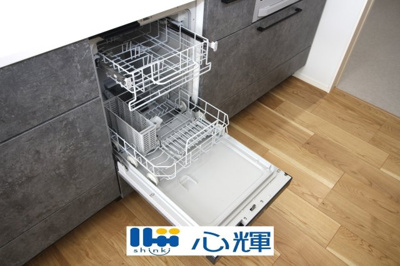 【キッチン】 | 宇部市野中５丁目4LDK／2階建・太陽光蓄電池付き | 食器を洗っている間にお掃除など、様々なシーンで家事の時短に役立つ食洗機。