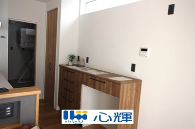 【キッチン】 | 宇部市野中５丁目4LDK／2階建・太陽光蓄電池付き | 便利なカップボード、食品庫も設置されています。