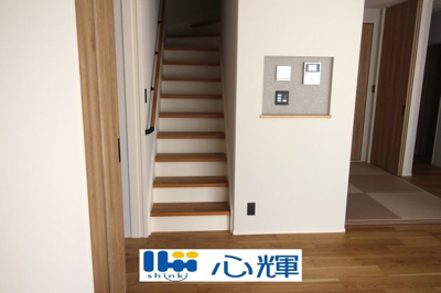 【居間・リビング】 | 宇部市野中５丁目4LDK／2階建・太陽光蓄電池付き | リビング階段は子育て世代に人気です♪
