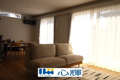 【居間・リビング】 | 宇部市野中５丁目4LDK／2階建・太陽光蓄電池付き | 家族が集う開放的な自由空間。季節ごとに壁飾りや家具の配置を変えて楽しんでみるのはいかがですか。